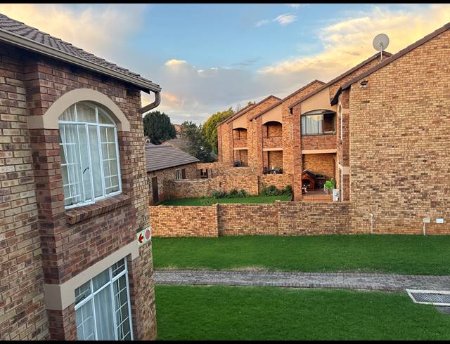 2 BEDROOM APARTMENT FOR SALE IN MOOIKLOOF RIDGE